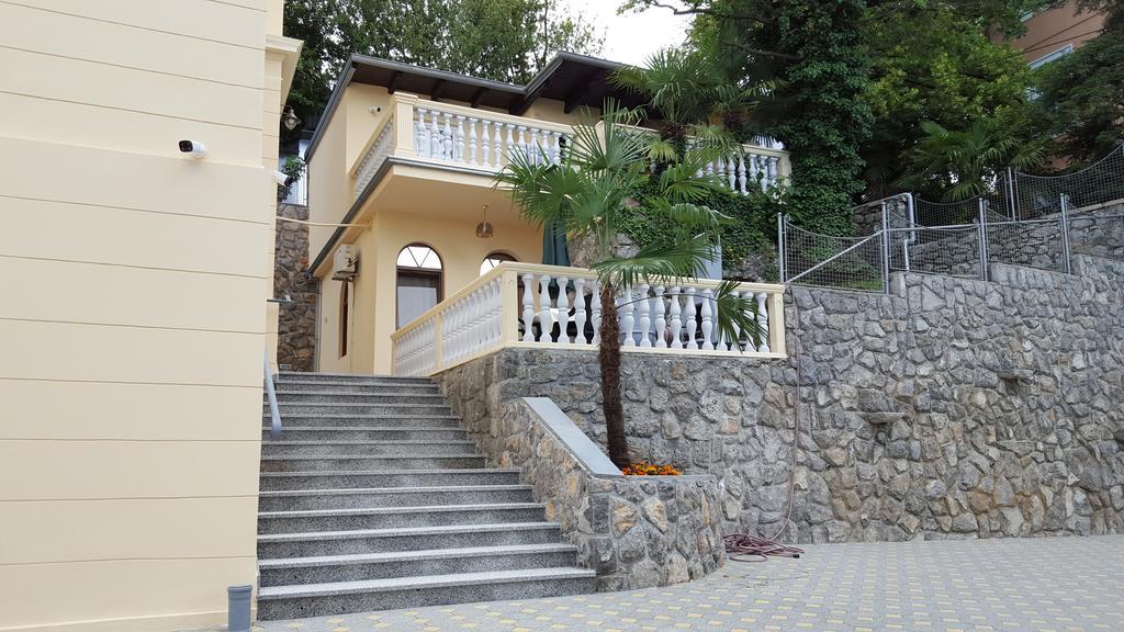 Apartments Villa Atta Abbazia Esterno foto
